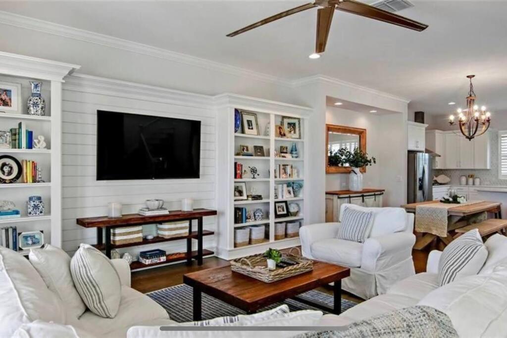 Luxurious Modern Townhouse Right Across Beach!! Table Tennis เซนต์พีทบีช ภายนอก รูปภาพ
